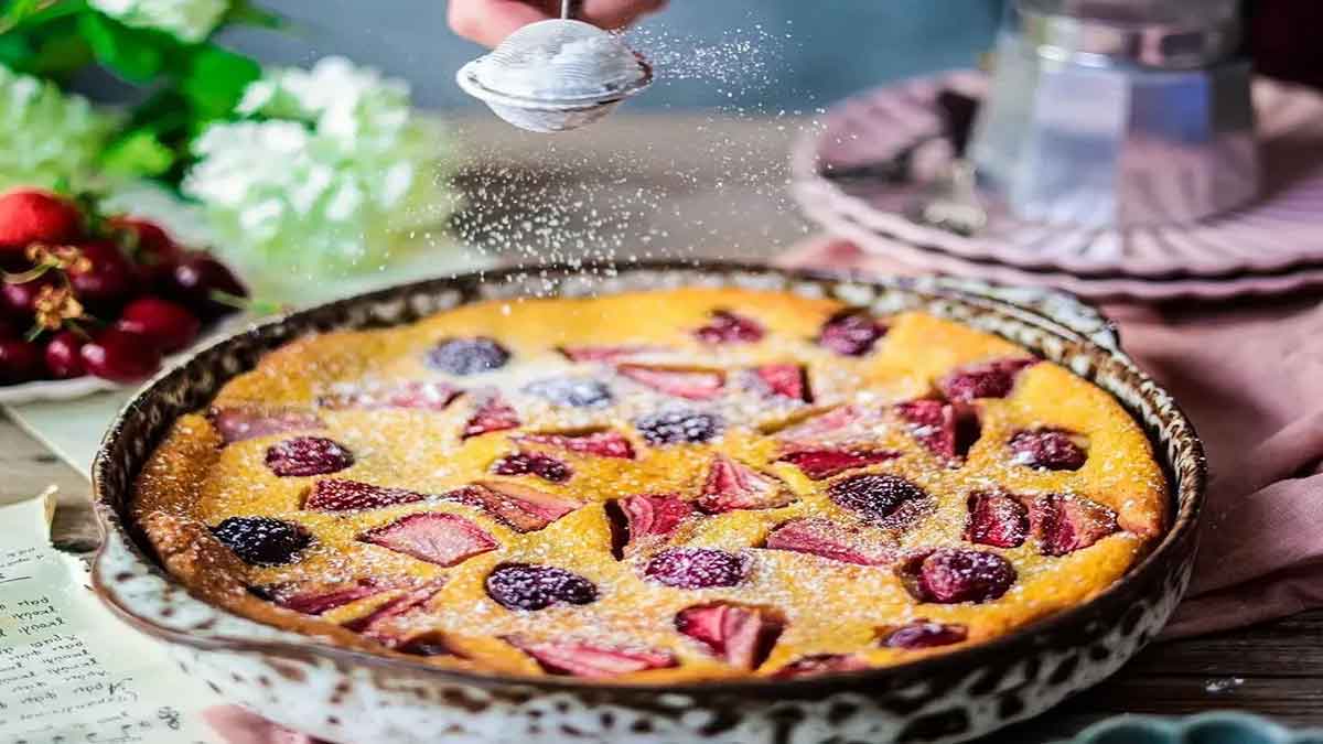 Φτιάξε αυτή τη νόστιμη συνταγή με εποχιακά και ζουμερά κεράσια και φράουλες.