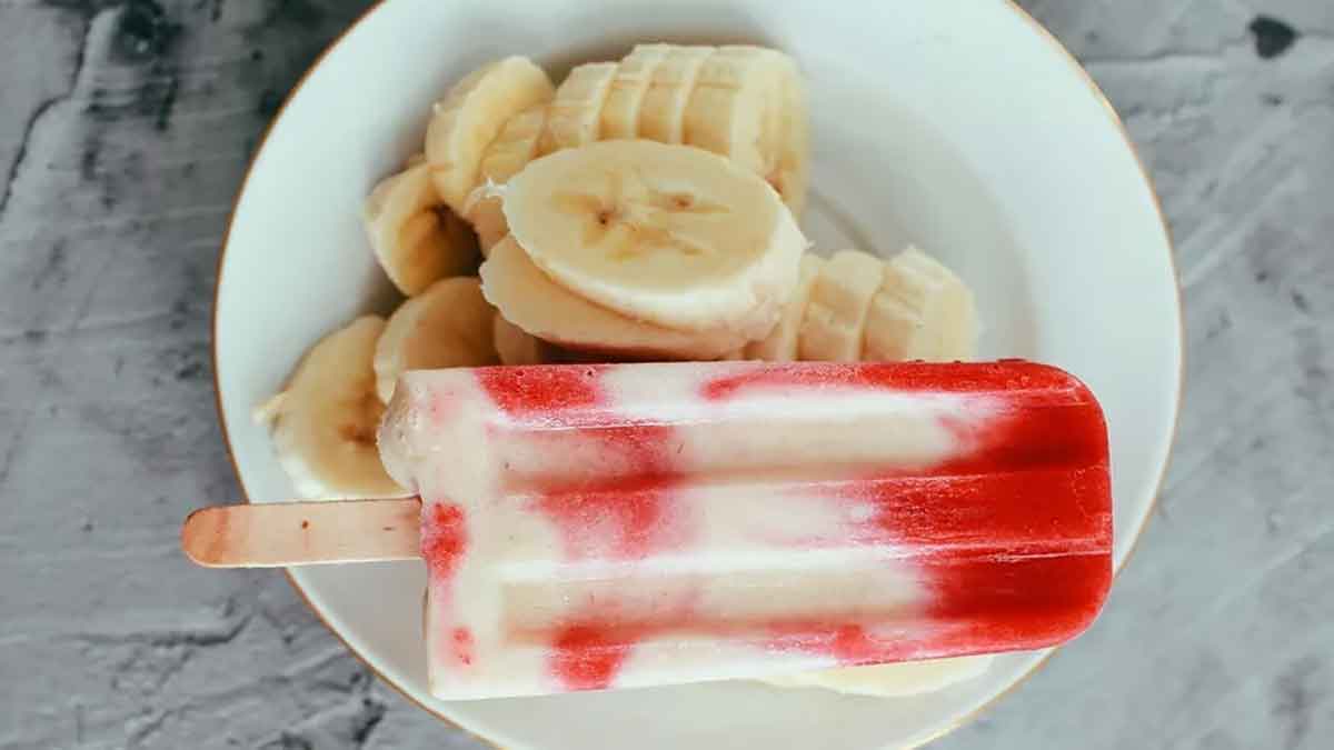 Παγωτό ξυλάκι με μπανάνες και σμέουρα