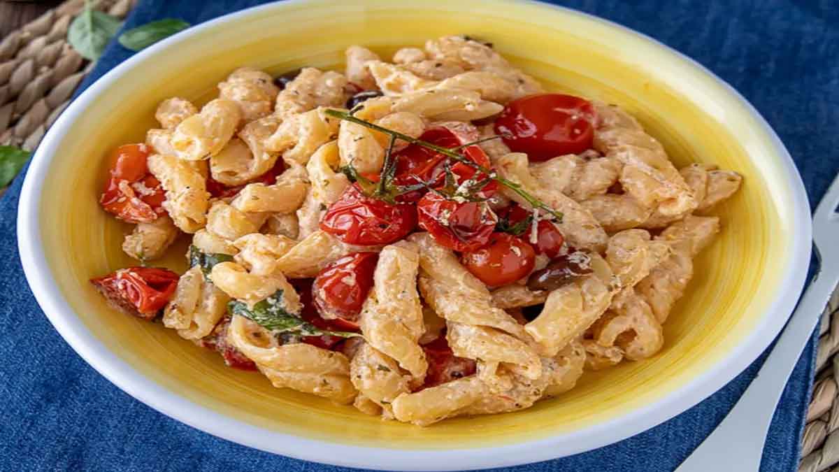 Ζυμαρικά με ντοματίνια και φέτα