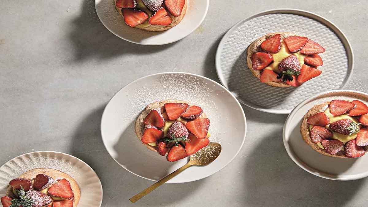 Τάρτα φράουλας με ντακουάζ αμυγδάλου